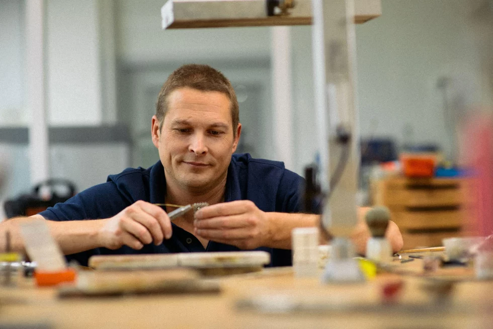 laurent-jolliet-made-the-bracelet-for-universal-geneve-polrouter-sas-tribute-980x654